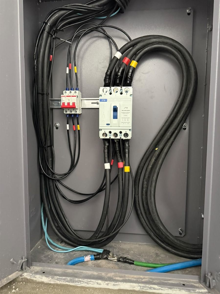 Quadro de medição indireta de média tensão montado pela AGS Elétrica